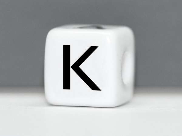 Бусина пластик Кубик буква K белая. 10 мм