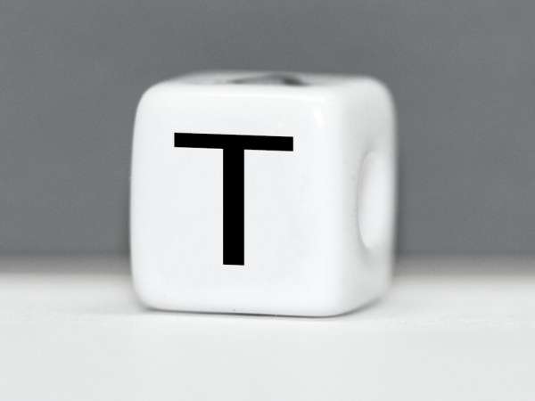 Бусина пластик Кубик буква T белая. 10 мм