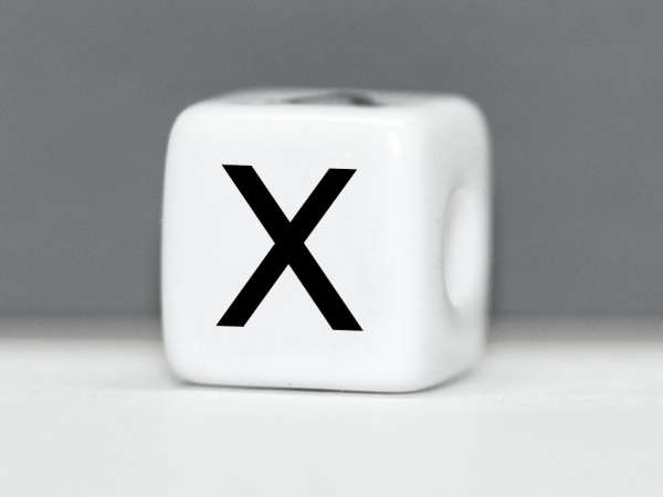 Бусина пластик Кубик буква X белая. 10 мм