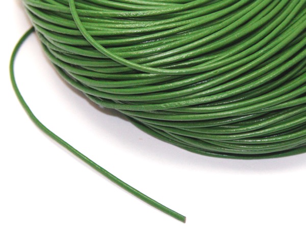 Шнур кожаный 2 мм зеленый. 1 м
