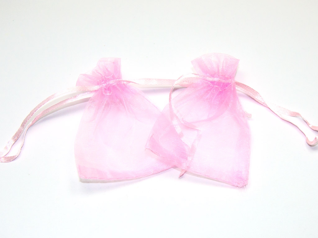 Розовые мешочки игра. Подарочные мешочки из органзы. Мешочки для бижутерии. Пакетик из органзы. Мешочек из органзы розовый.