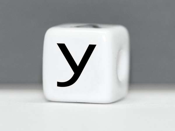 Бусина пластик Кубик буква У белая. 10 мм