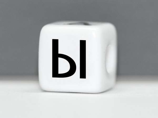 Бусина пластик Кубик буква Ы белая. 10 мм