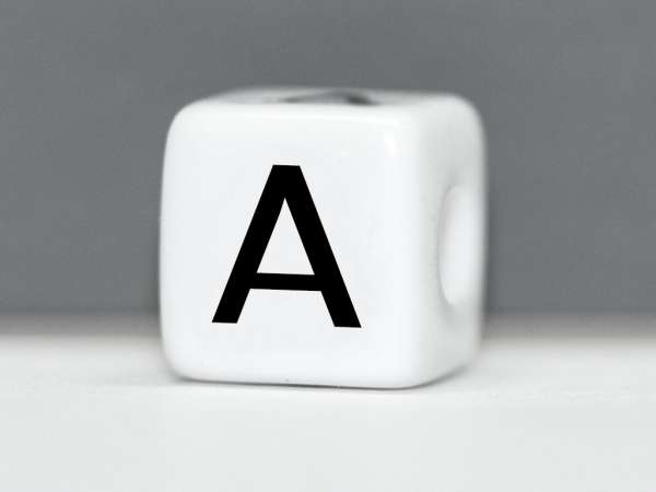 Бусина пластик Кубик буква A белая. 10 мм