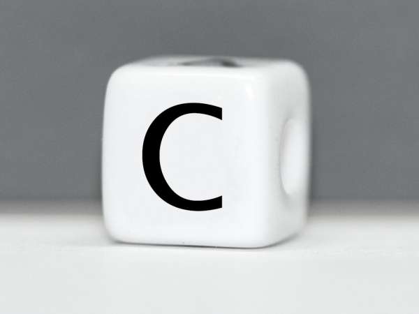 Бусина пластик Кубик буква C белая. 10 мм