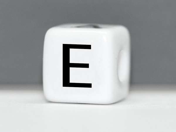 Бусина пластик Кубик буква E белая. 10 мм