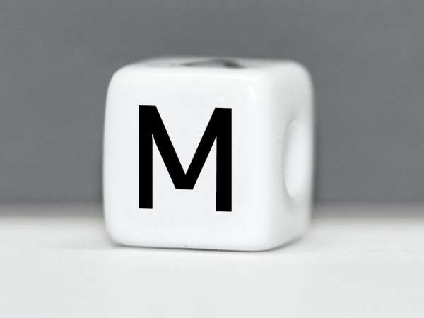 Бусина пластик Кубик буква M белая. 10 мм