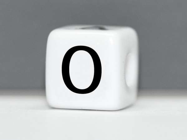 Бусина пластик Кубик буква O белая. 10 мм